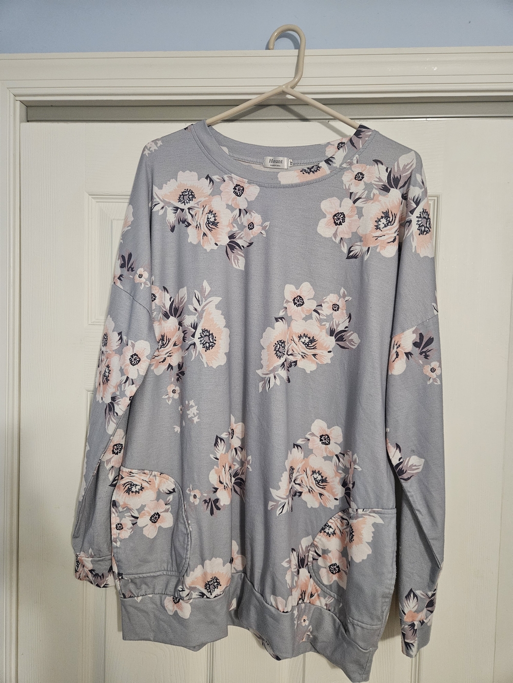 Women's Long-Sleeve Floral Pullover Top - Light Gray with Blush Floral